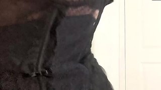 Uma mulher com corpo perfeito experimentando uma underwear