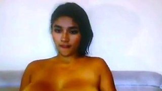 Big-Titted Latina Webcam Babe Stuns with Her Curves