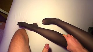 Girlfriend Mia Let Me Cum On Her Pantyhose Feet