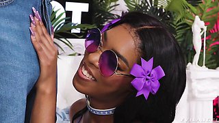 Aesthetic ebony babe Munro Blaxxx received a nice facial cumshot