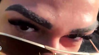 Mulher sensuous faz sexo na praia em uma cena quente de