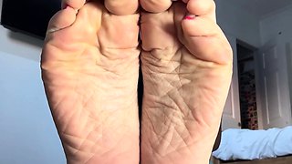 Flexible pale brunette with foot fetish does hot footjob