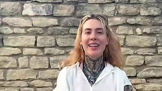 Emma, 21, is getting into pure exhibitionism! - Jacquie et Michel TV