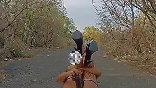 Rubidoll Sexo anal con una polla negra al aire libre