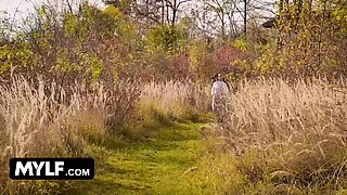 Fabulous czech cougar Lexi Dona loves staying in form by seducing random strangers - momshoot