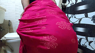 Bhabhi Ko Bathroom Me Jakar Toilet Karte Samay Choda