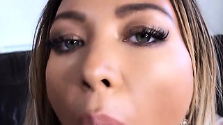 Sexynympho webcam model uses toy on clit to masturbate