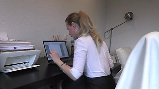 Fucking With Gorgeous Secretary