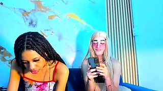 Strapon wearing fetish lesbians