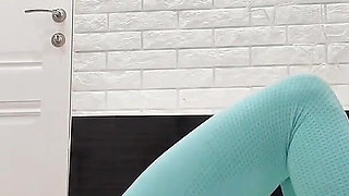 Flexy Yoga Flow in Tight Blue Leggings