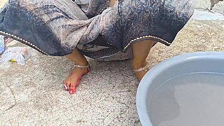 Bhabhi ko field mai kapde dhote samay mud marwai