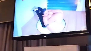 Amandha warms up with the fuck machine then takes it in the ass