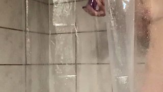 Amateur brunette double toying on webcam