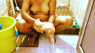 Boobs, hips, hopes, Desi Bhabhi's full body massage look and enjoy the body massage in the bathroom and enjoy rubbing the pussy.