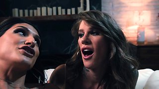 Zariah and Gray gives Liv Revamped a lapdance