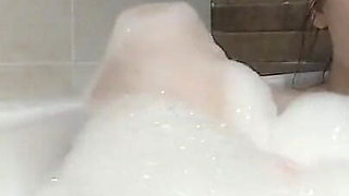 Waiting for a big and hard dick with me in the bath