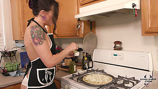 Office Pizza Party Giantess Featuring Sinn Sage