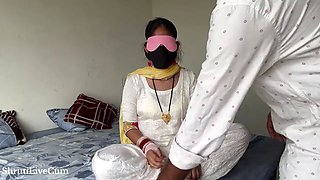 After returning from the market, the beautiful village bhabhi started teasing me Hindi ShrutiLiveCum
