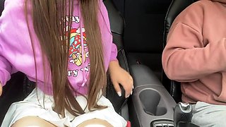 Fræk brunette i strømper onanerer i bilen foran en